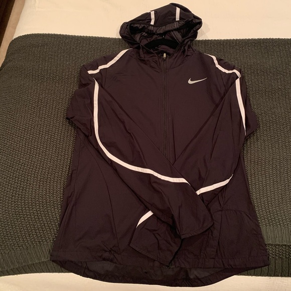 Women’s Nike Impossibly Light Hooded Jacket - Picture 2 of 3